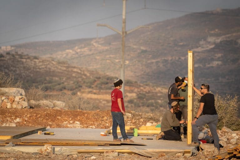 שדולת א"י מתריעה: גנץ מתכוון להלבין מאחזים פלסטיניים