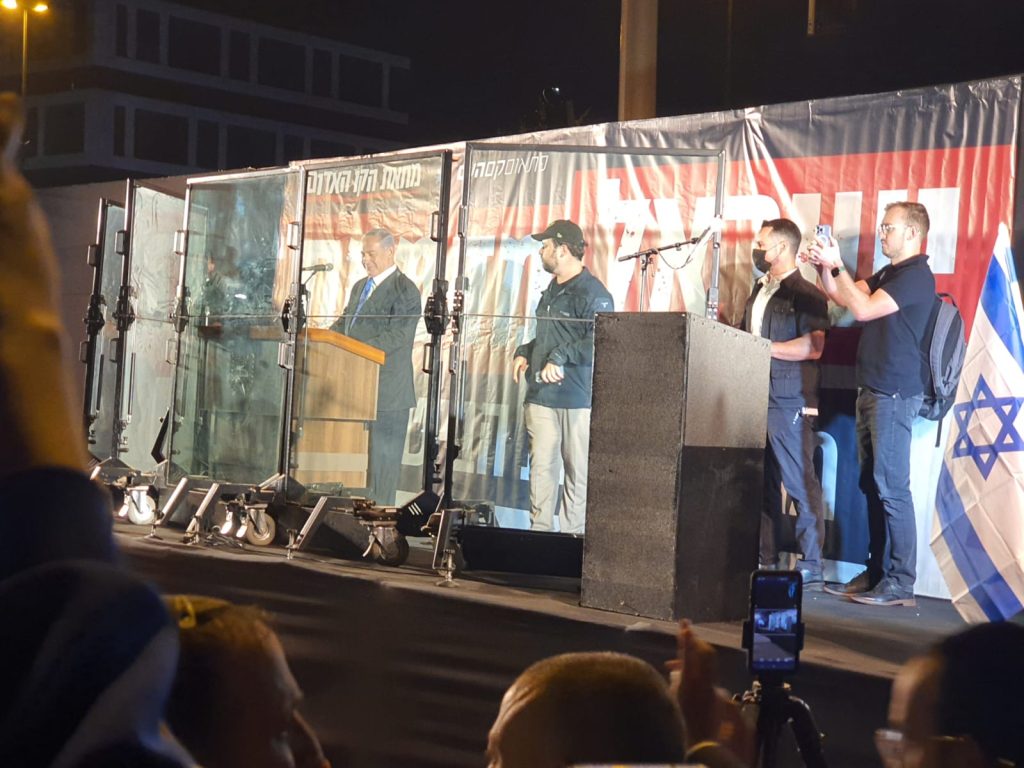 אלפי מפגיני ימין בשעה זו מול קריית הממשלה