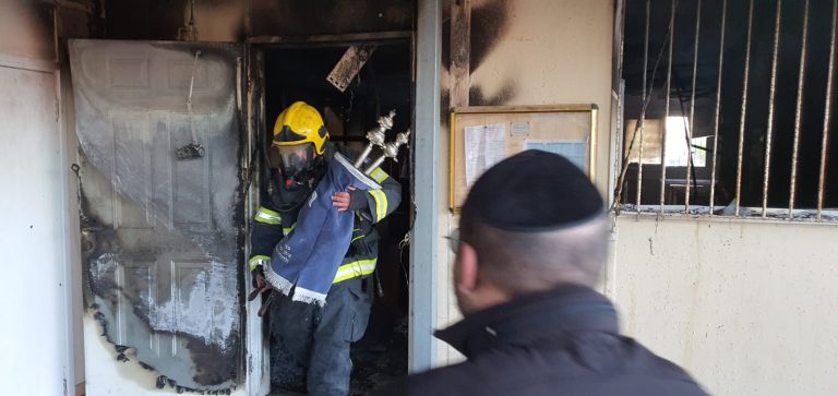 שריפת בית כנסת בגבעת זאב, לוחמי האש חילצו את ספרי התורה