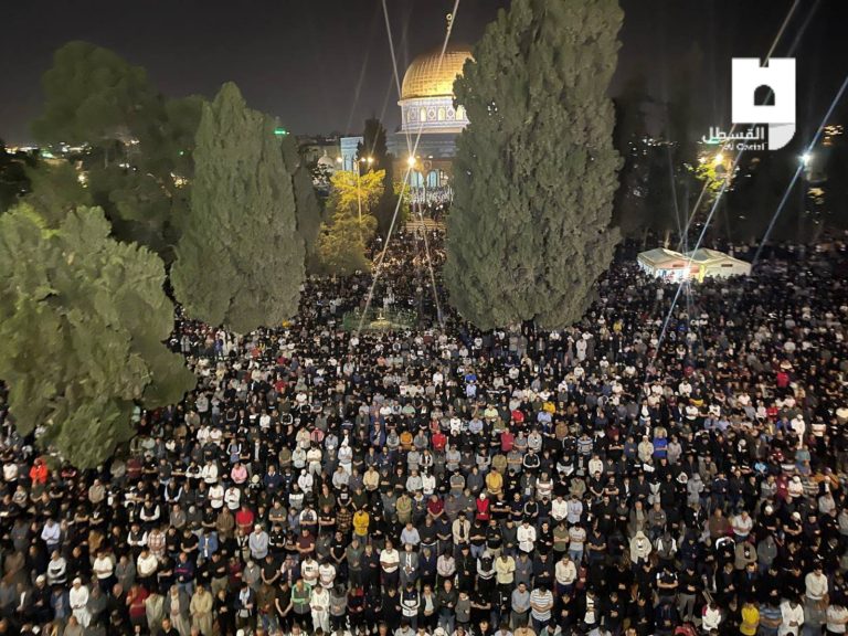 250 אלף איש בהר הבית: מאות הניפו דגלי פלסטין