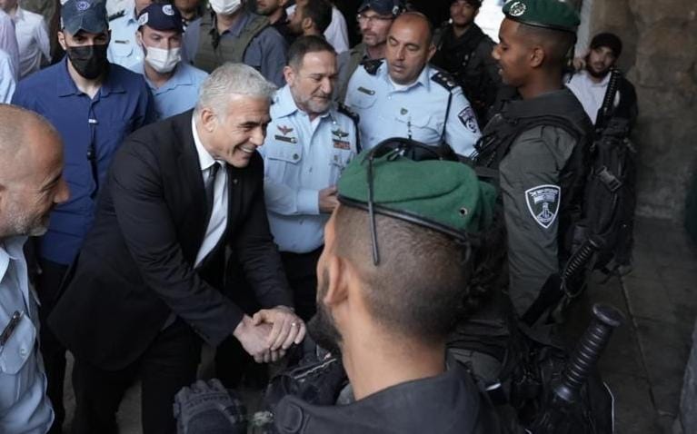 שר החוץ לפיד סייר עם המפכ"ל בשער שכם