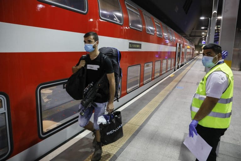 אלמונים גנבו כבלי תקשורת בלהבים: שיבושים בתנועת הרכבות