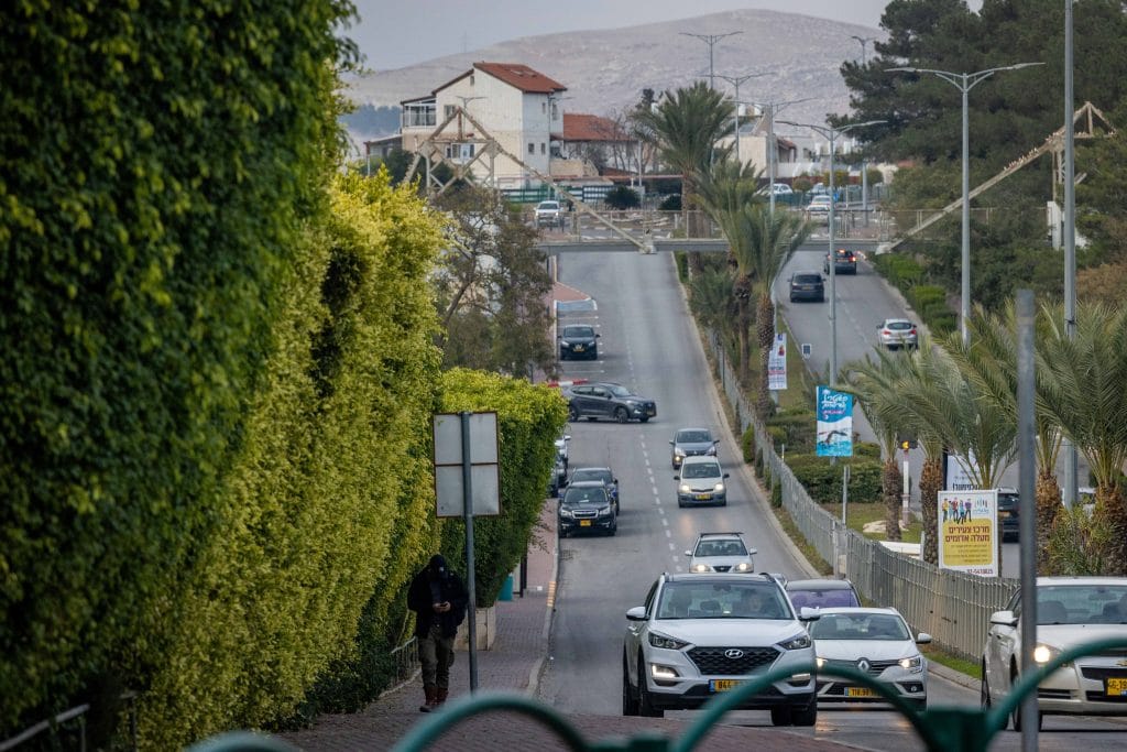 טרנד 'חולצות הM-16': פועלים ערבים גורשו ממעלה אדומים