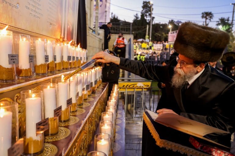 מרגש: האדמו"ר מבאיאן הדליק 45 נרות לעילוי נשמת הנספים