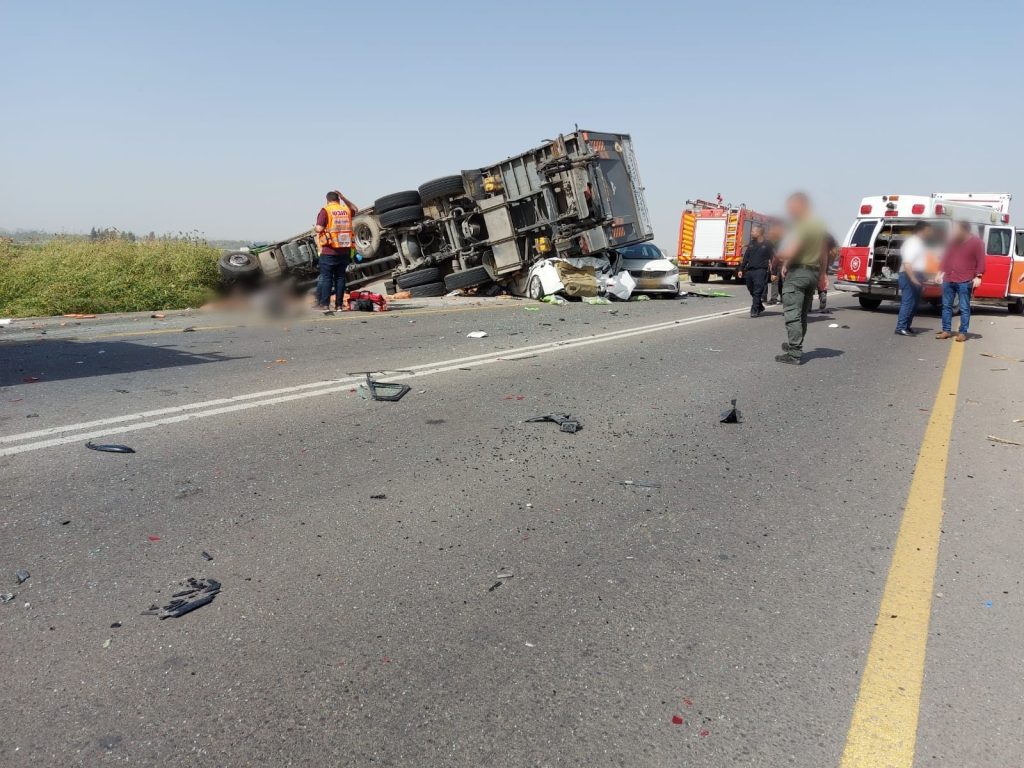 משאית התהפכה על 6 כלי רכב, 3 נהרגו