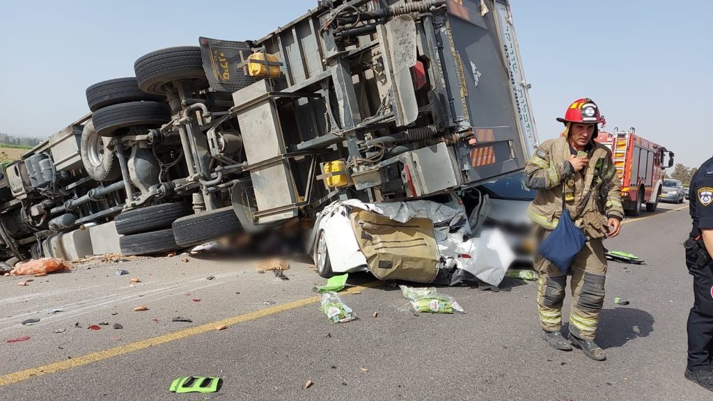 משאית התהפכה על 6 כלי רכב, 3 נהרגו