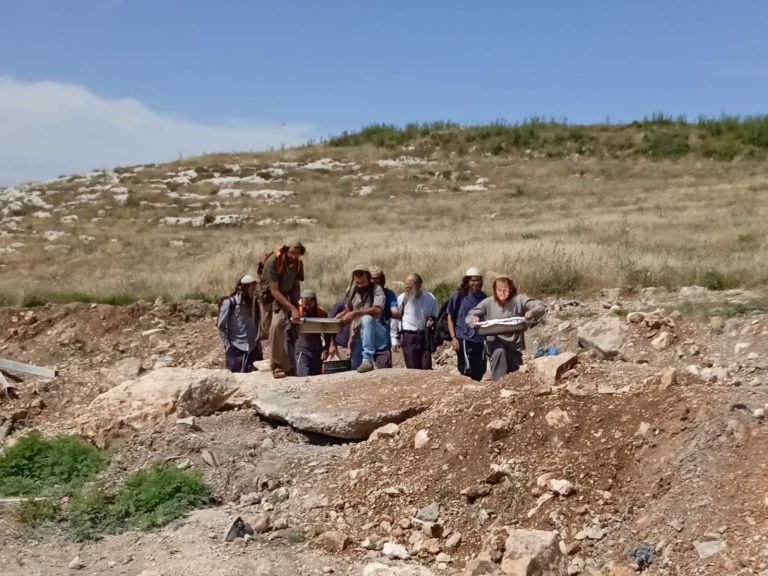 תלמידי חומש נאלצים לסחוב קילומטרים ברגל את הארוחות לתלמידים