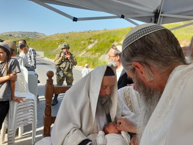 צפו: ברית מילה במחסום צבאי