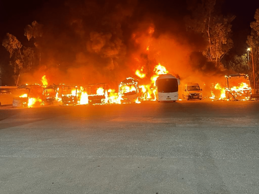 קרית שמונה: שמונה אוטבוסים עלו באש הלילה • תיעוד