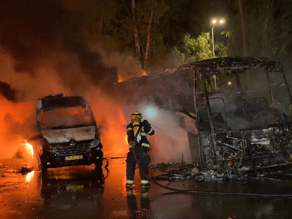 קרית שמונה: שמונה אוטבוסים עלו באש הלילה • תיעוד