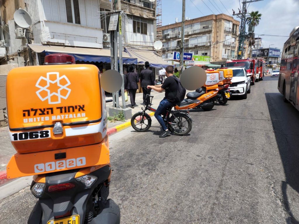 גג בניין מגורים קרס, אדם אחד נפצע • תיעוד