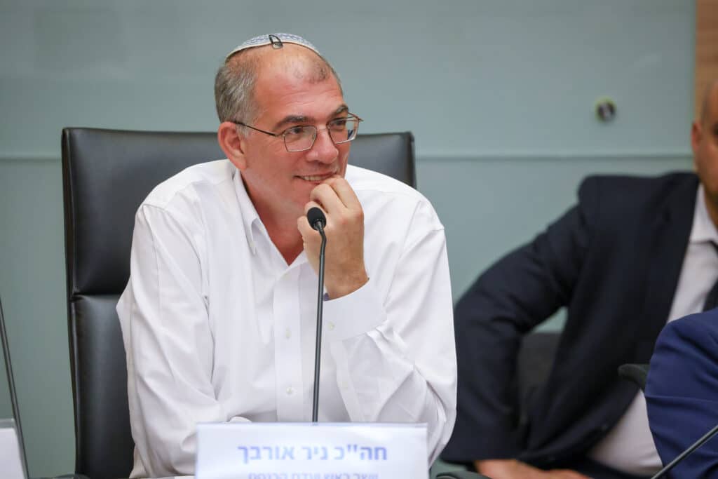פיזור הכנסת יידחה? זה מה שמתכנן ניר אורבך לעשות
