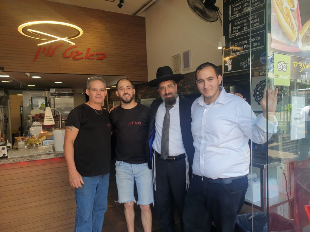 בעלי המסעדה התרגש לקבל טלפון מחבר הכנסת • האזינו