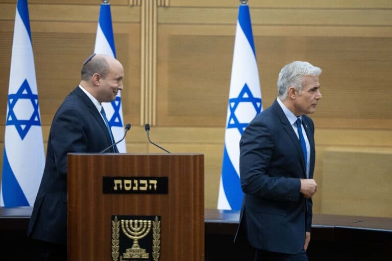 הימור או הצלת חיים? מאחורי הקלעים של איחוד בנט-לפיד