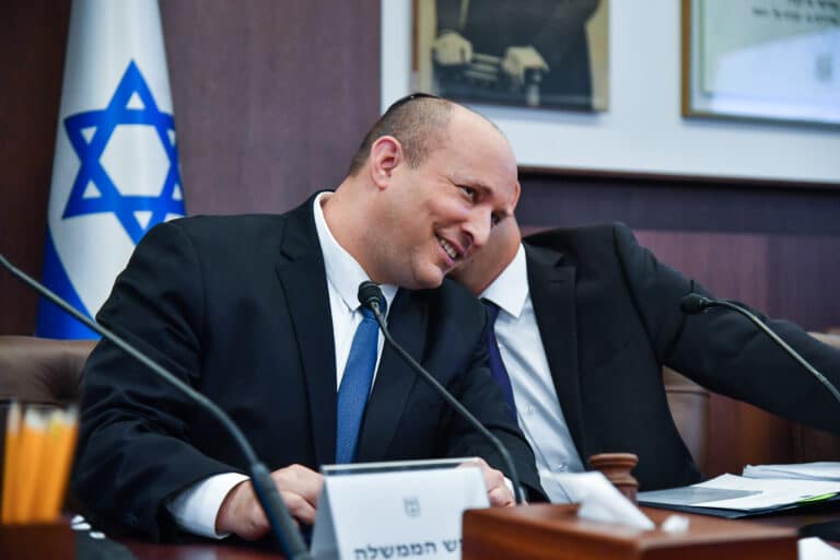 בצל הסקרים? השם שבנט מחזר אחריו להצטרפות למפלגה