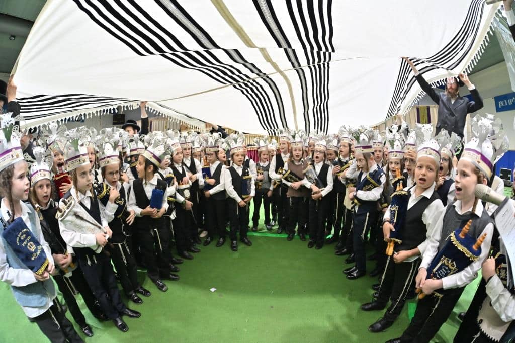 ילדי כיתה ג' בת"ת 'זיו התורה' חגגו את סיום חמשה חומשי תורה