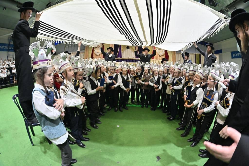 ילדי כיתה ג' בת"ת 'זיו התורה' חגגו את סיום חמשה חומשי תורה