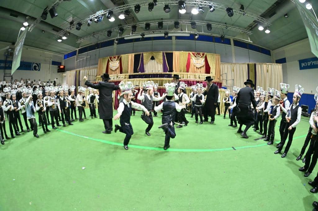 ילדי כיתה ג' בת"ת 'זיו התורה' חגגו את סיום חמשה חומשי תורה