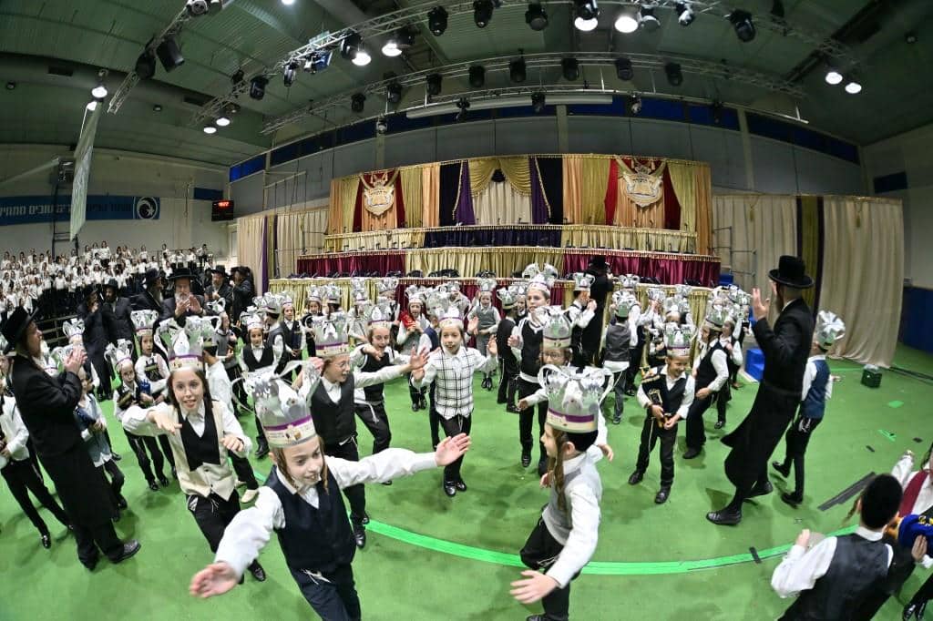 ילדי כיתה ג' בת"ת 'זיו התורה' חגגו את סיום חמשה חומשי תורה