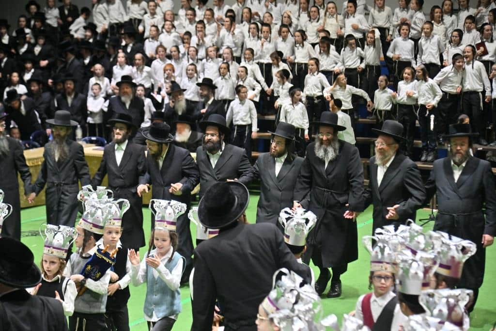 ילדי כיתה ג' בת"ת 'זיו התורה' חגגו את סיום חמשה חומשי תורה