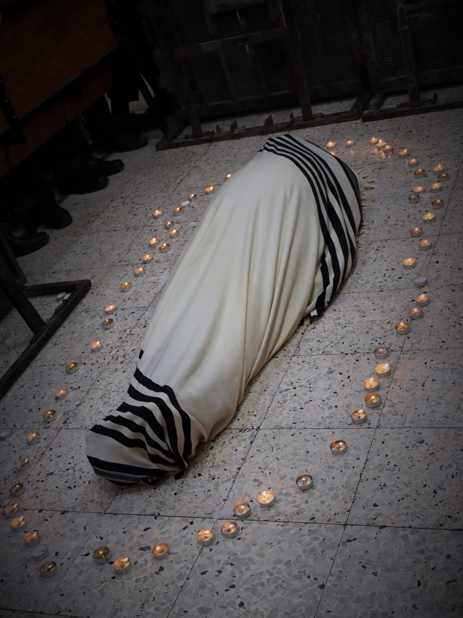 בבית מדרשו: המונים ממררים בבכי ליד מיטת הגאב"ד