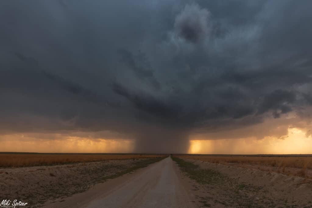 תיעוד מפעים: הצלם החרדי שיצא לתעד סופות בסוף העולם • צפו: