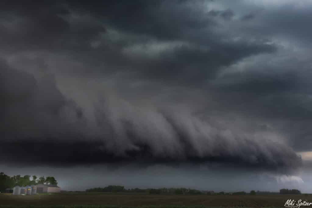 תיעוד מפעים: הצלם החרדי שיצא לתעד סופות בסוף העולם • צפו: