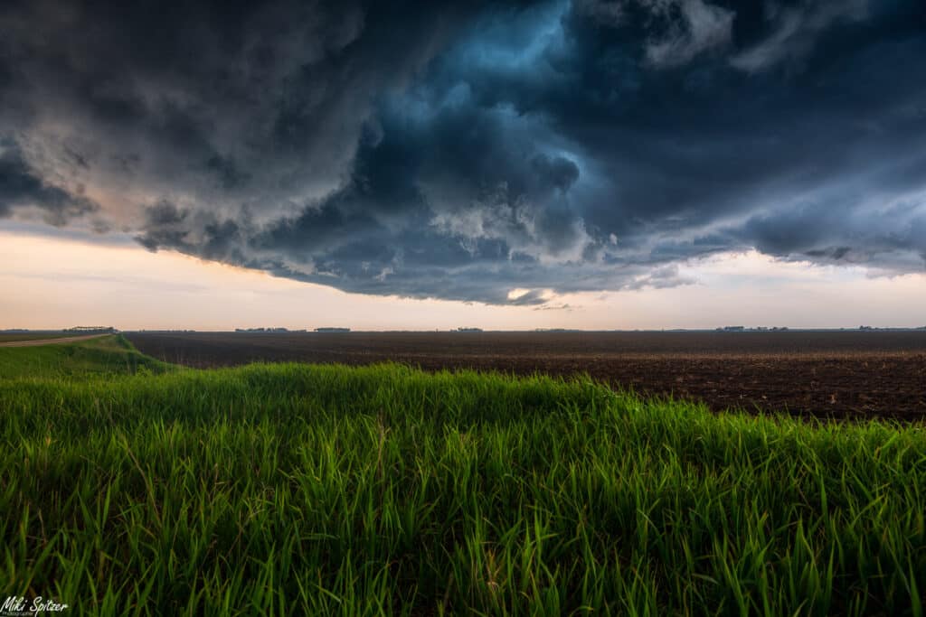 תיעוד מפעים: הצלם החרדי שיצא לתעד סופות בסוף העולם • צפו: