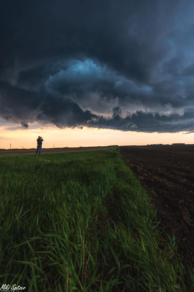 תיעוד מפעים: הצלם החרדי שיצא לתעד סופות בסוף העולם • צפו: