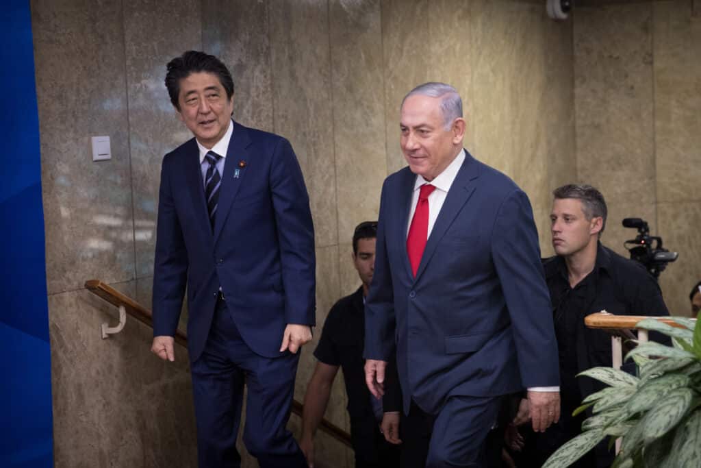 ראש ממשלת יפן לשעבר נורה למוות בעצרת בחירות