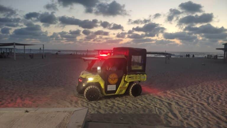 שלושה ילדים טבעו בחוף דלילה באשקלון, מצבם קשה וקל