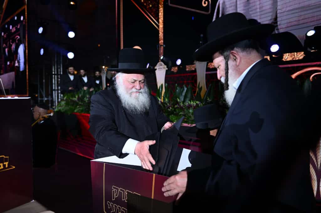 מעמד היסטורי בחסידות גור לשותפות כלל החסידים בבניין בית המדרש