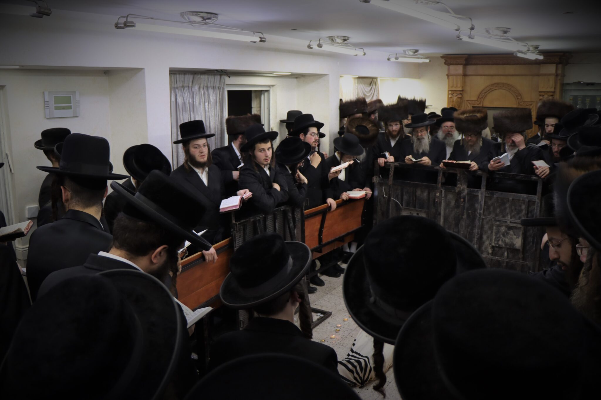 בבית מדרשו: המונים ממררים בבכי ליד מיטת הגאב"ד