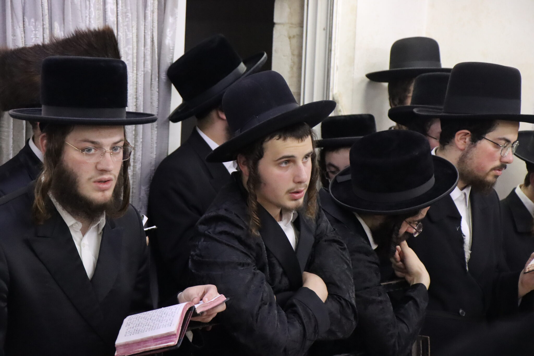 בבית מדרשו: המונים ממררים בבכי ליד מיטת הגאב"ד