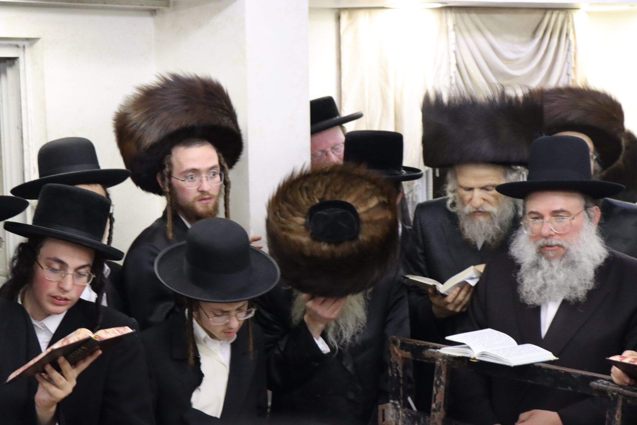 בבית מדרשו: המונים ממררים בבכי ליד מיטת הגאב"ד