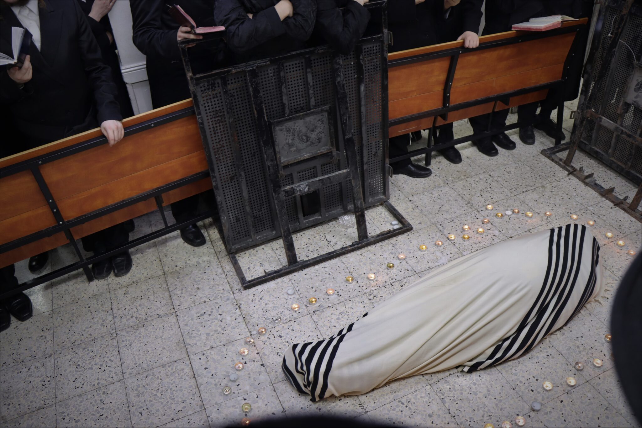 בבית מדרשו: המונים ממררים בבכי ליד מיטת הגאב"ד