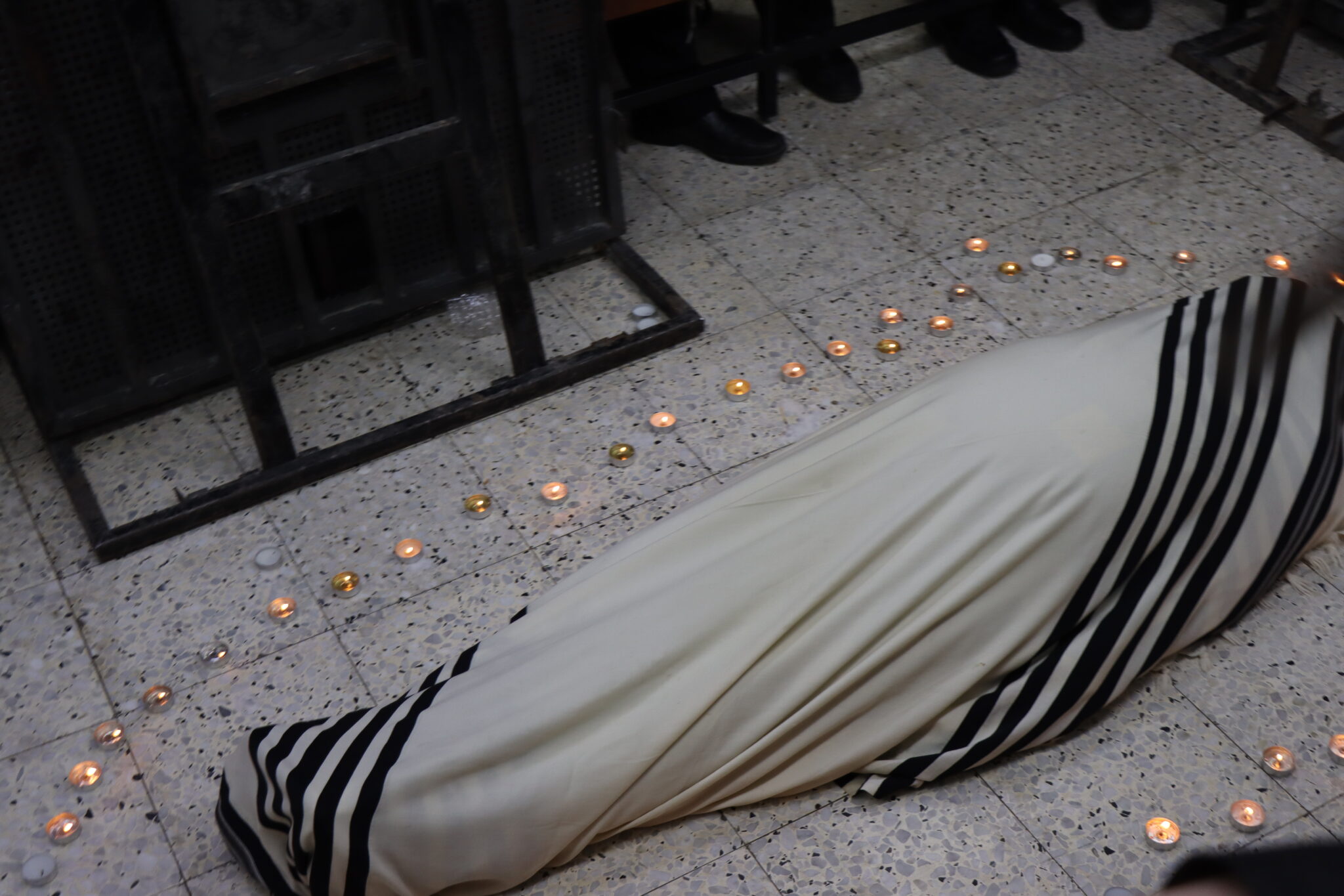 בבית מדרשו: המונים ממררים בבכי ליד מיטת הגאב"ד