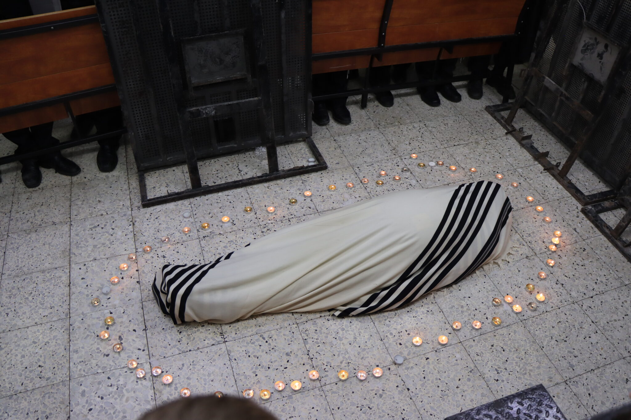 בבית מדרשו: המונים ממררים בבכי ליד מיטת הגאב"ד