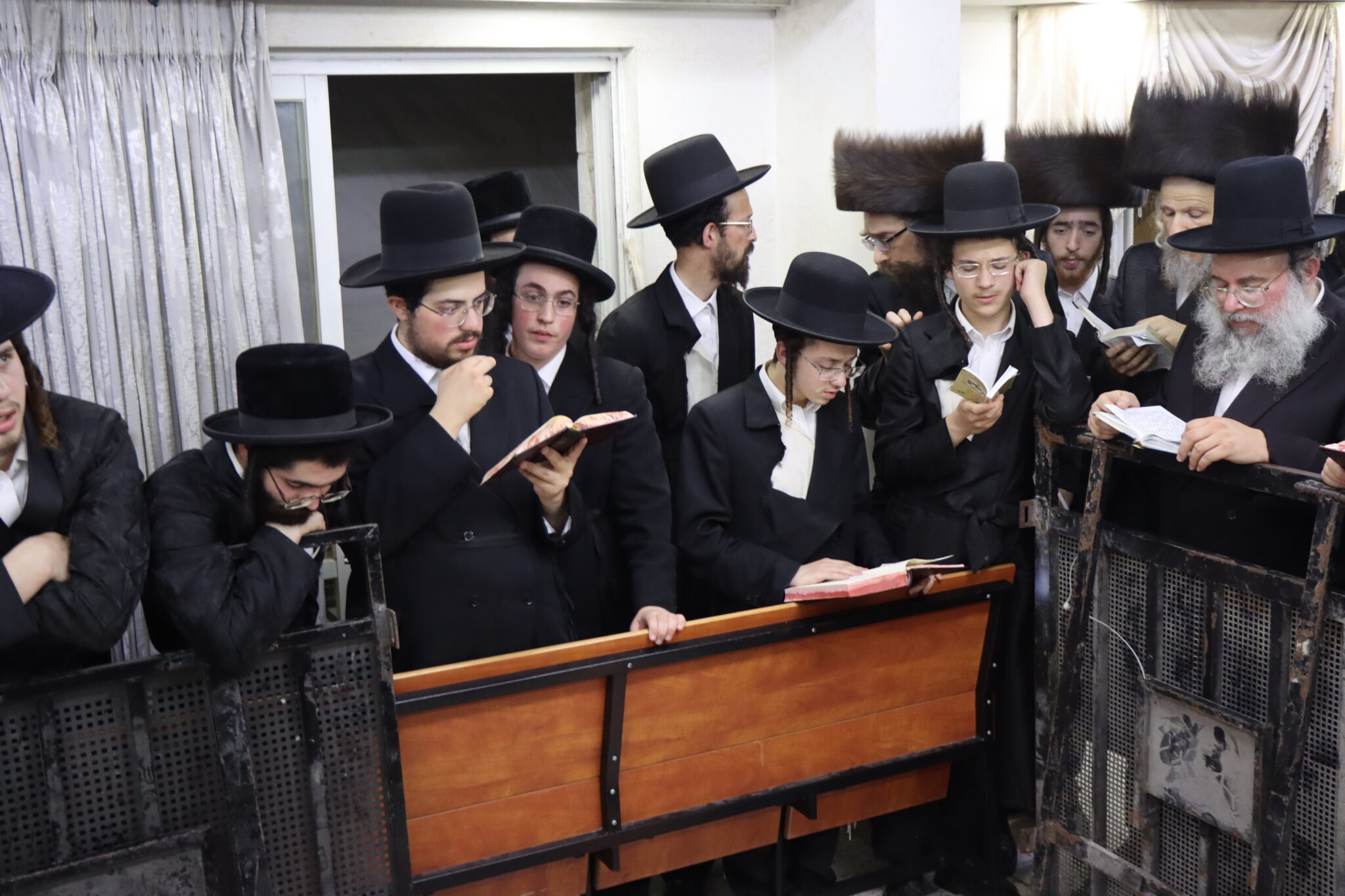 בבית מדרשו: המונים ממררים בבכי ליד מיטת הגאב"ד