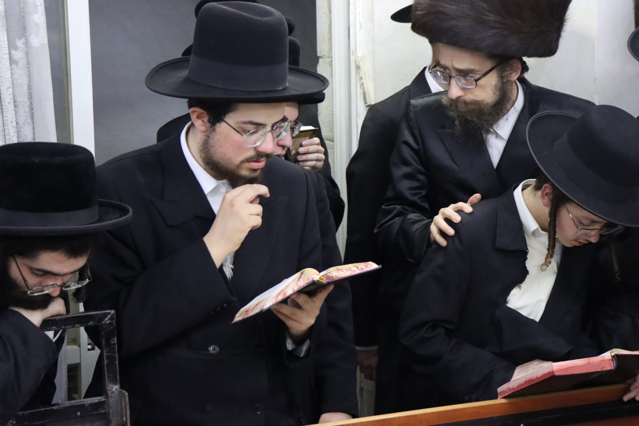 בבית מדרשו: המונים ממררים בבכי ליד מיטת הגאב"ד