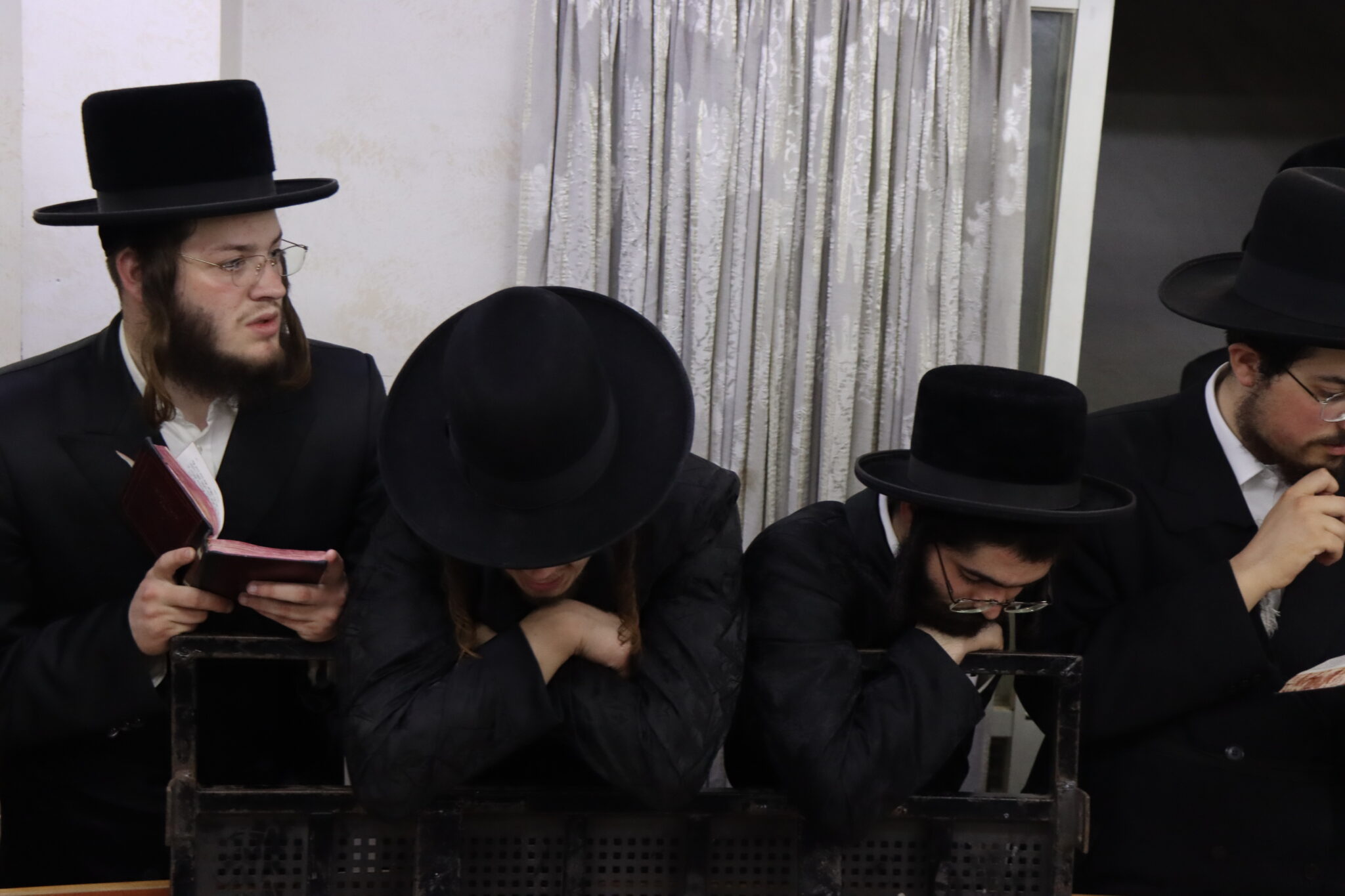 בבית מדרשו: המונים ממררים בבכי ליד מיטת הגאב"ד