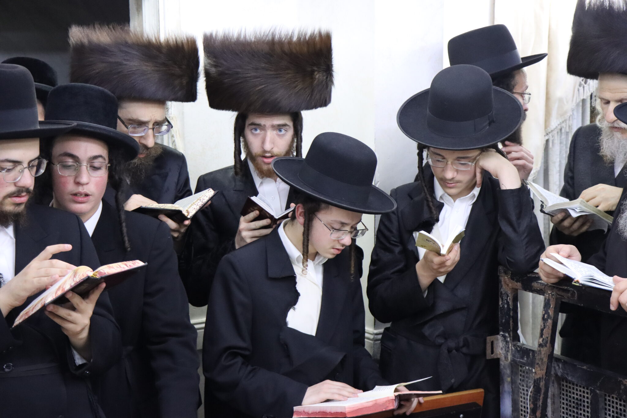 בבית מדרשו: המונים ממררים בבכי ליד מיטת הגאב"ד