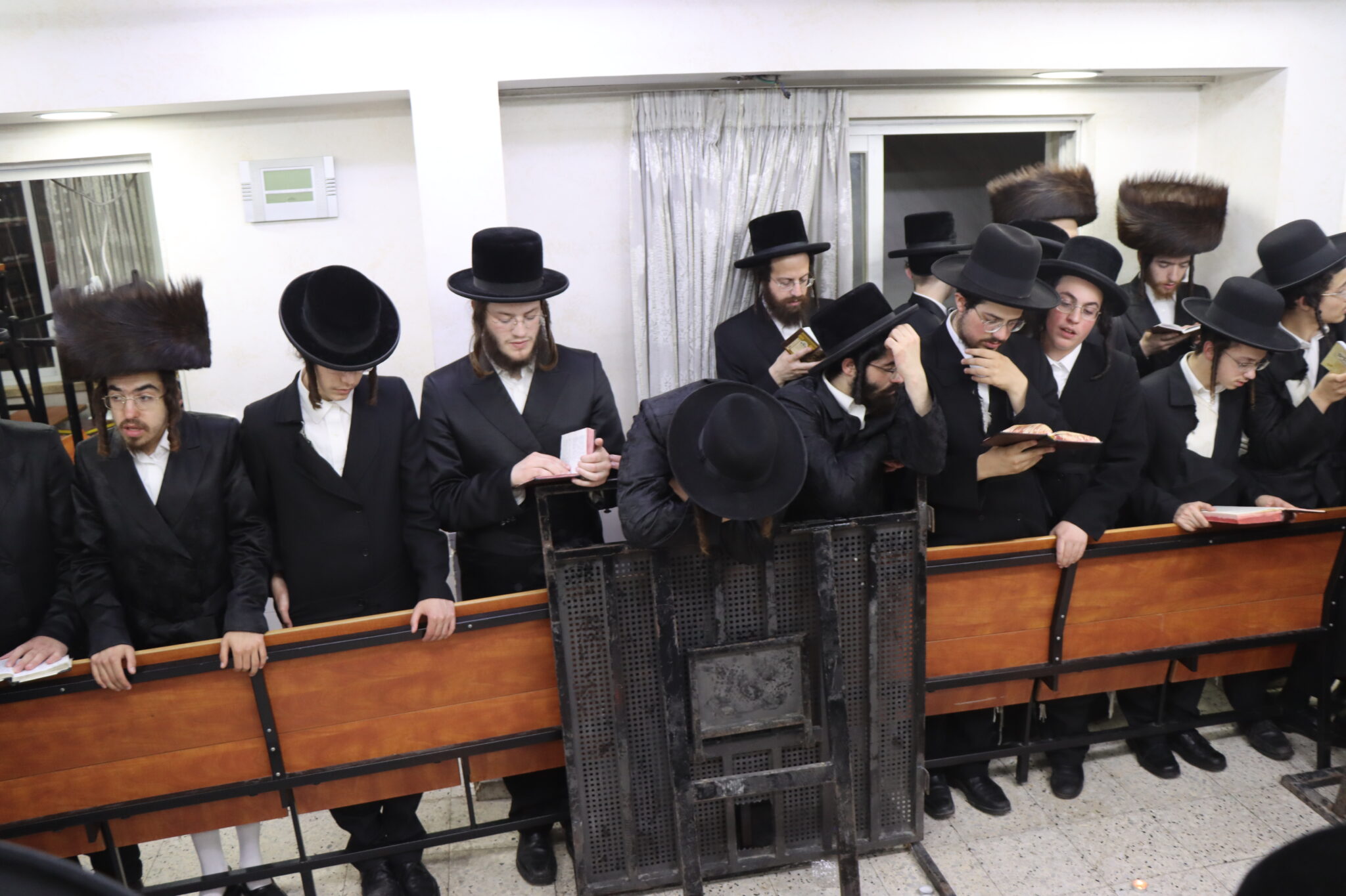 בבית מדרשו: המונים ממררים בבכי ליד מיטת הגאב"ד