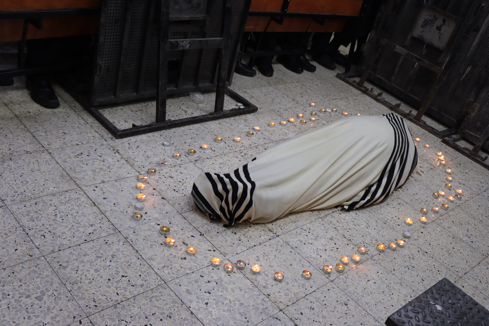 בבית מדרשו: המונים ממררים בבכי ליד מיטת הגאב"ד