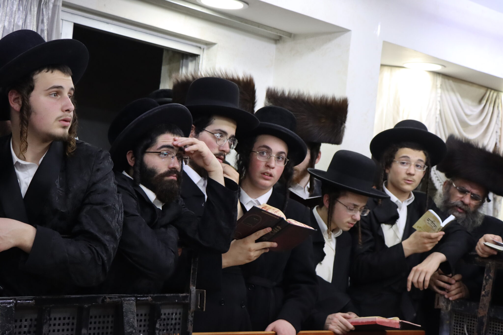 בבית מדרשו: המונים ממררים בבכי ליד מיטת הגאב"ד