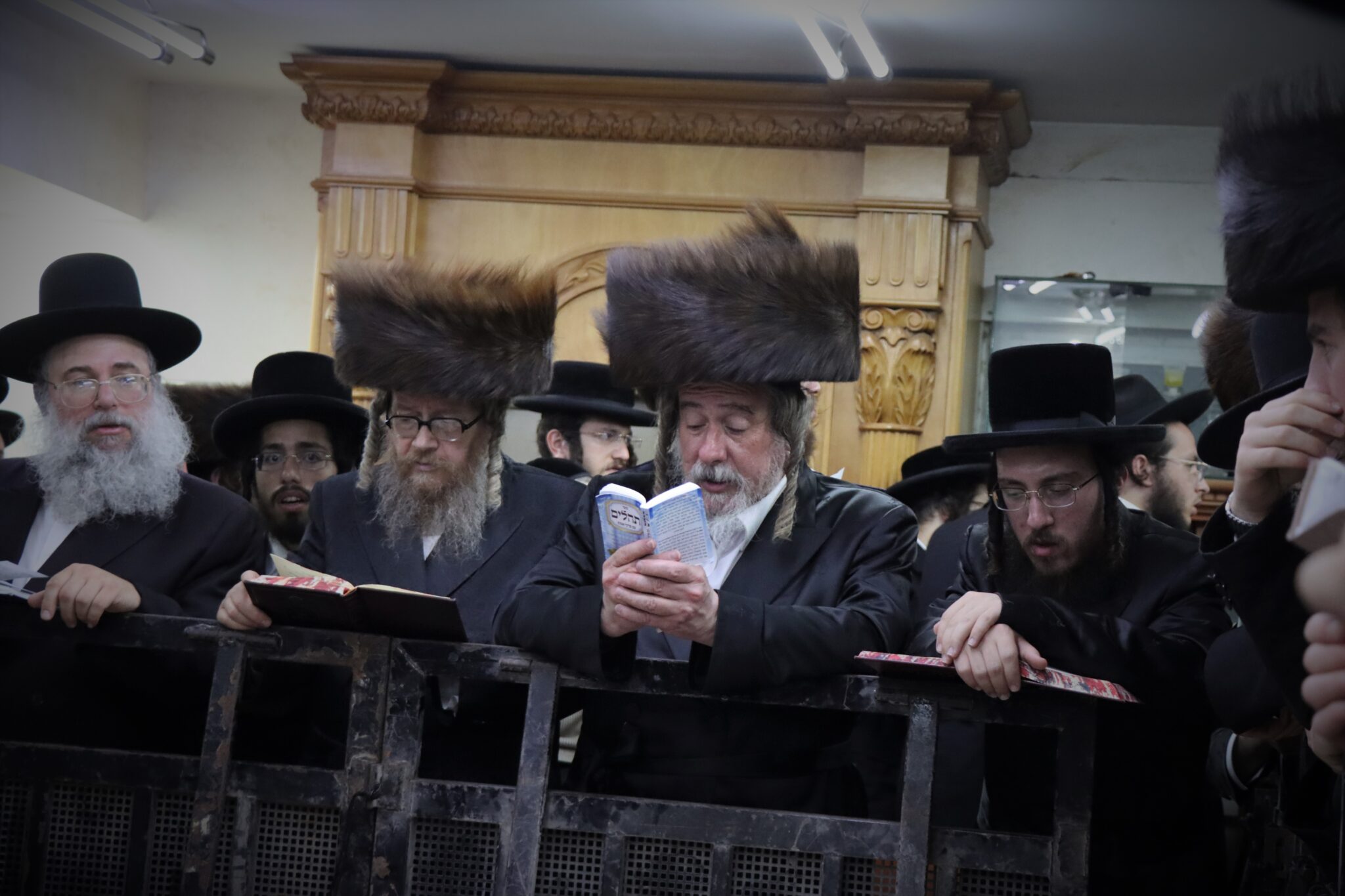 בבית מדרשו: המונים ממררים בבכי ליד מיטת הגאב"ד