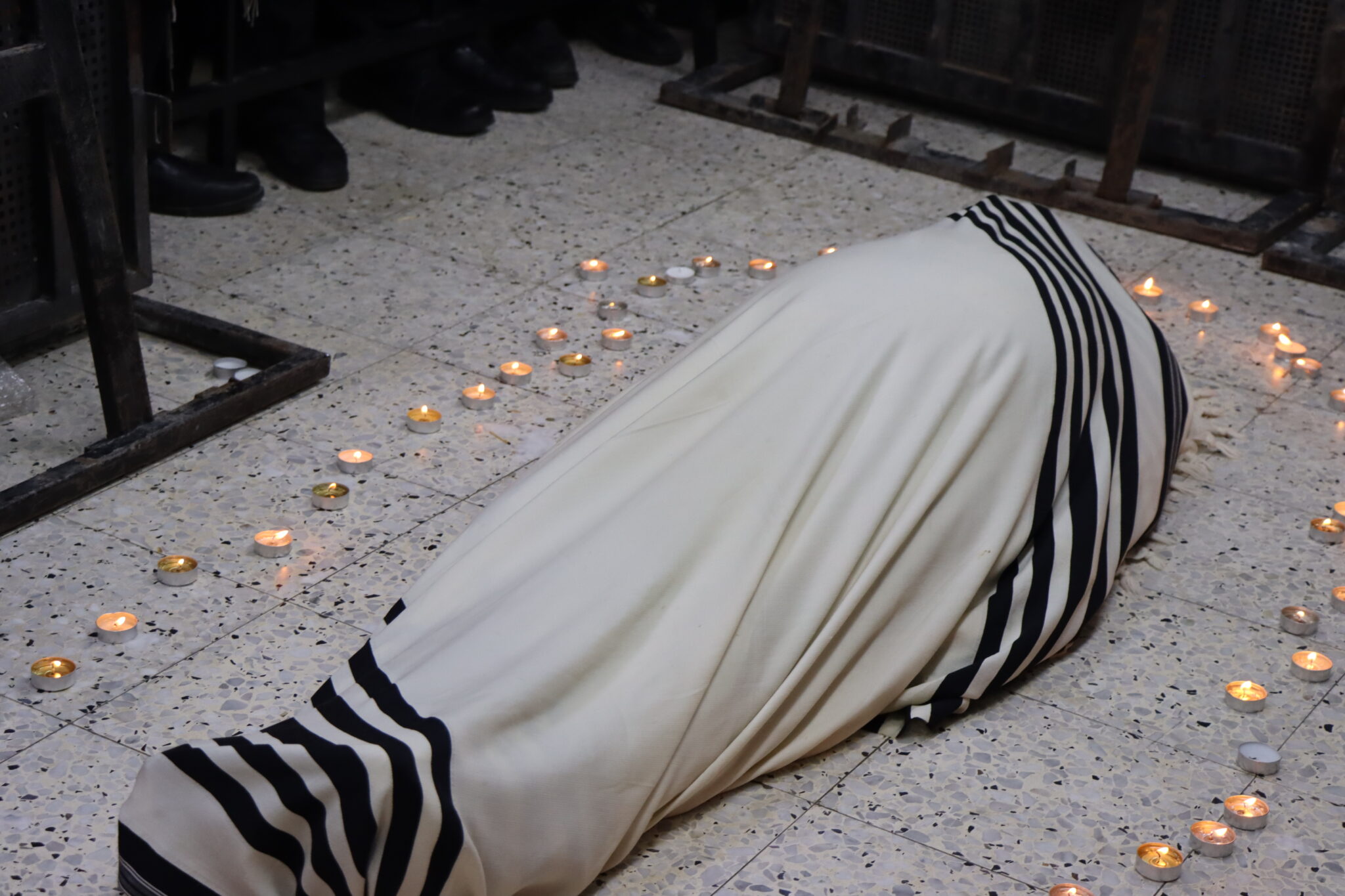 בבית מדרשו: המונים ממררים בבכי ליד מיטת הגאב"ד