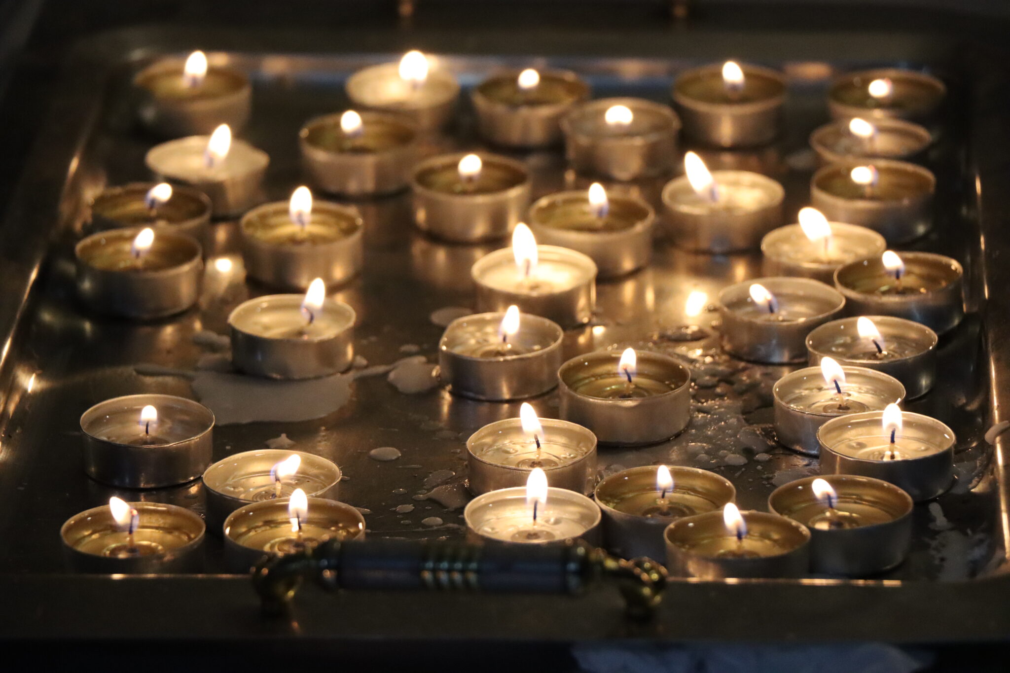 בבית מדרשו: המונים ממררים בבכי ליד מיטת הגאב"ד