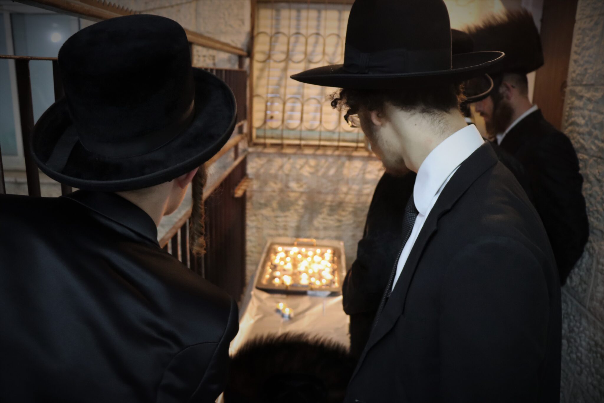 בבית מדרשו: המונים ממררים בבכי ליד מיטת הגאב"ד