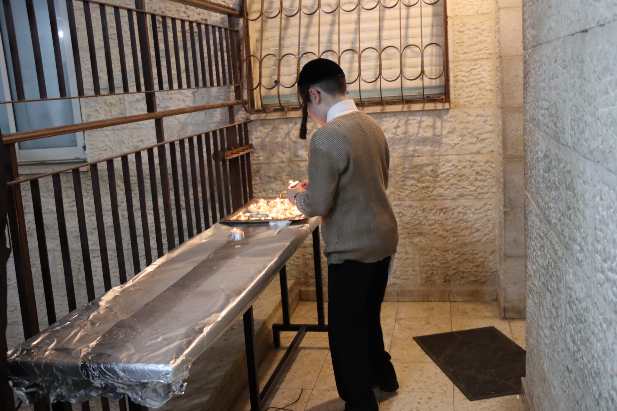 בבית מדרשו: המונים ממררים בבכי ליד מיטת הגאב"ד